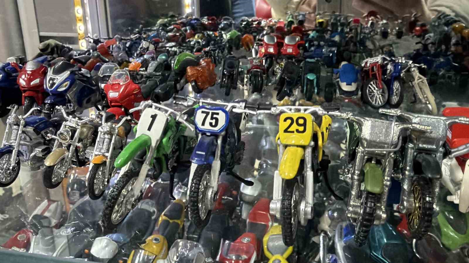 Motosiklet tutkusunu koleksiyona çevirdi
