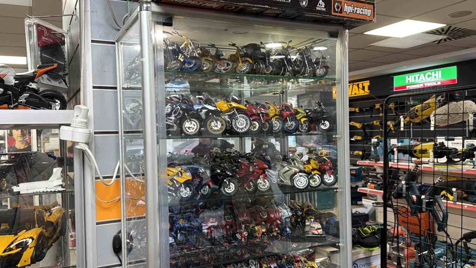 Motosiklet tutkusunu koleksiyona çevirdi
