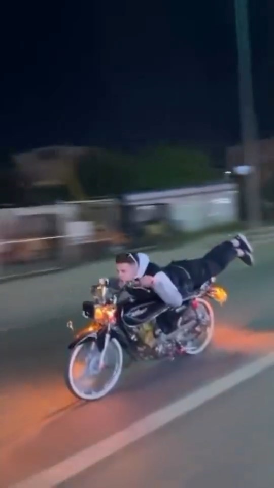 Motosiklet üzerinde tehlikeli şov
