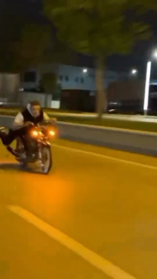 Motosiklet üzerinde tehlikeli şov
