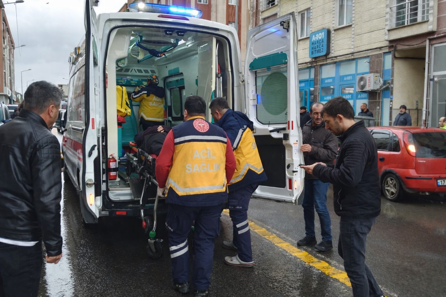 Motosiklet yayaya çarptı: 1 yaralı
