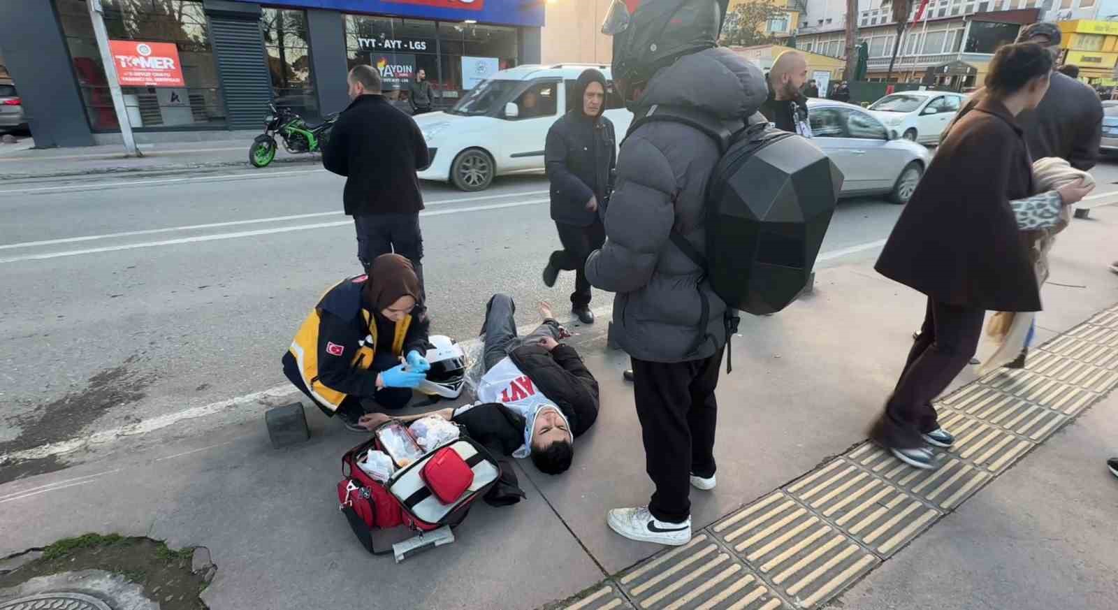 Motosiklet yayaya çarptı: 2 yaralı
