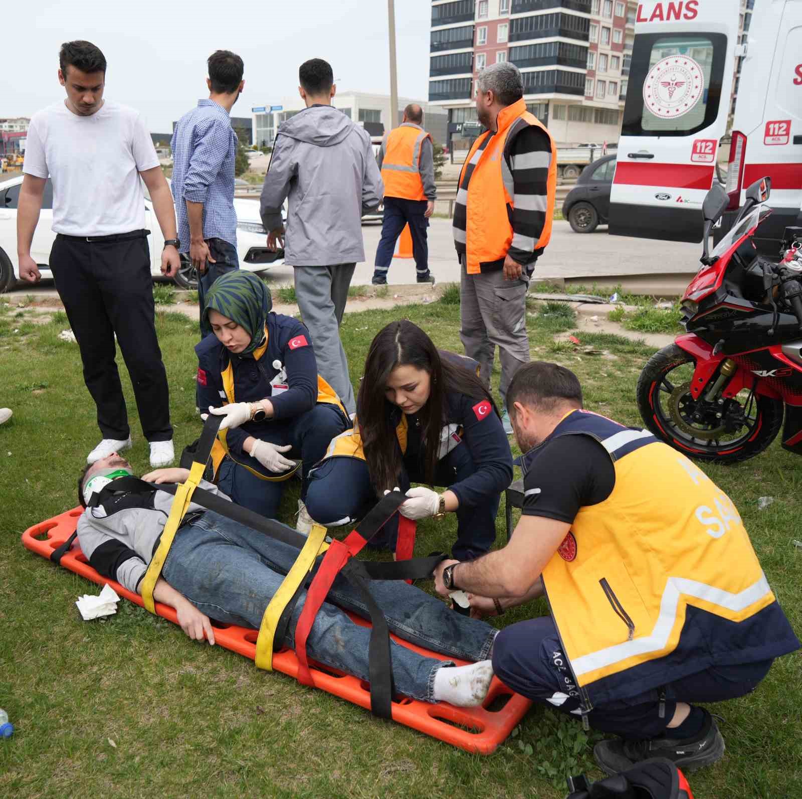 Motosiklete çarpan hafif ticari araç takla attı: Yaralı sürücünün yardımına vatandaşlar koştu
