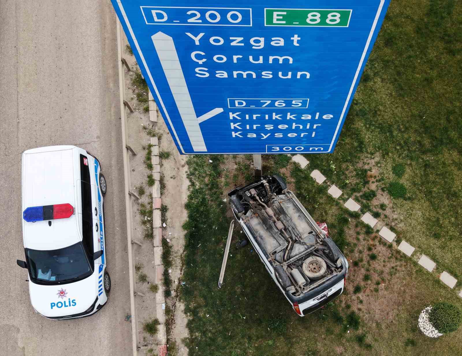 Motosiklete çarpan hafif ticari araç takla attı: Yaralı sürücünün yardımına vatandaşlar koştu
