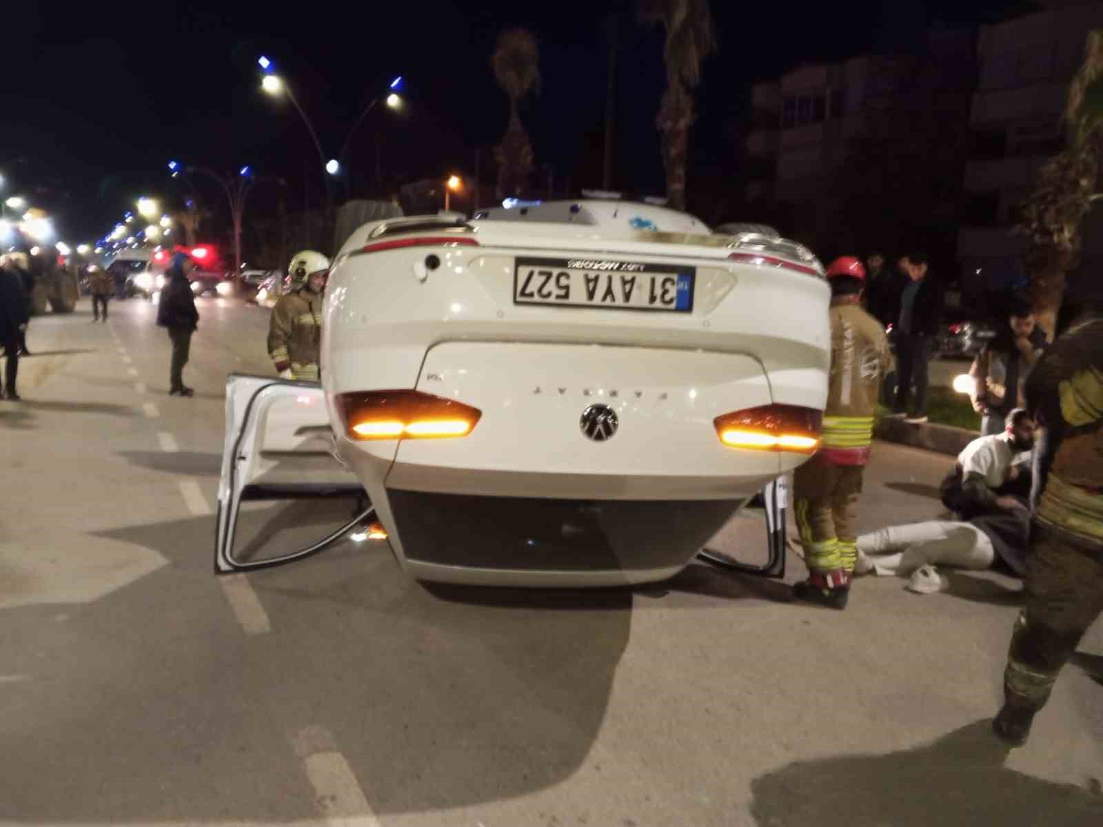 Motosiklete çarpan otomobil takla atarak ters döndü: 2 yaralı
