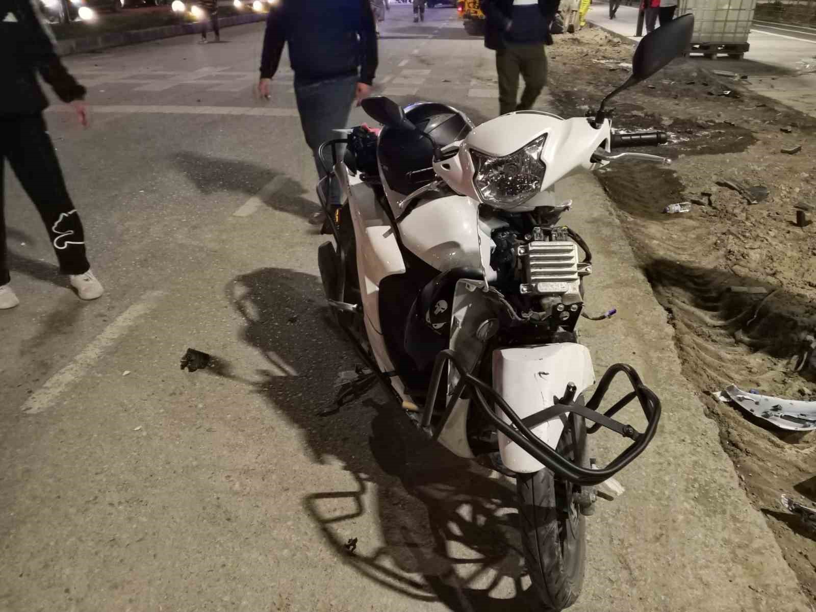 Motosiklete çarpan otomobil takla atarak ters döndü: 2 yaralı
