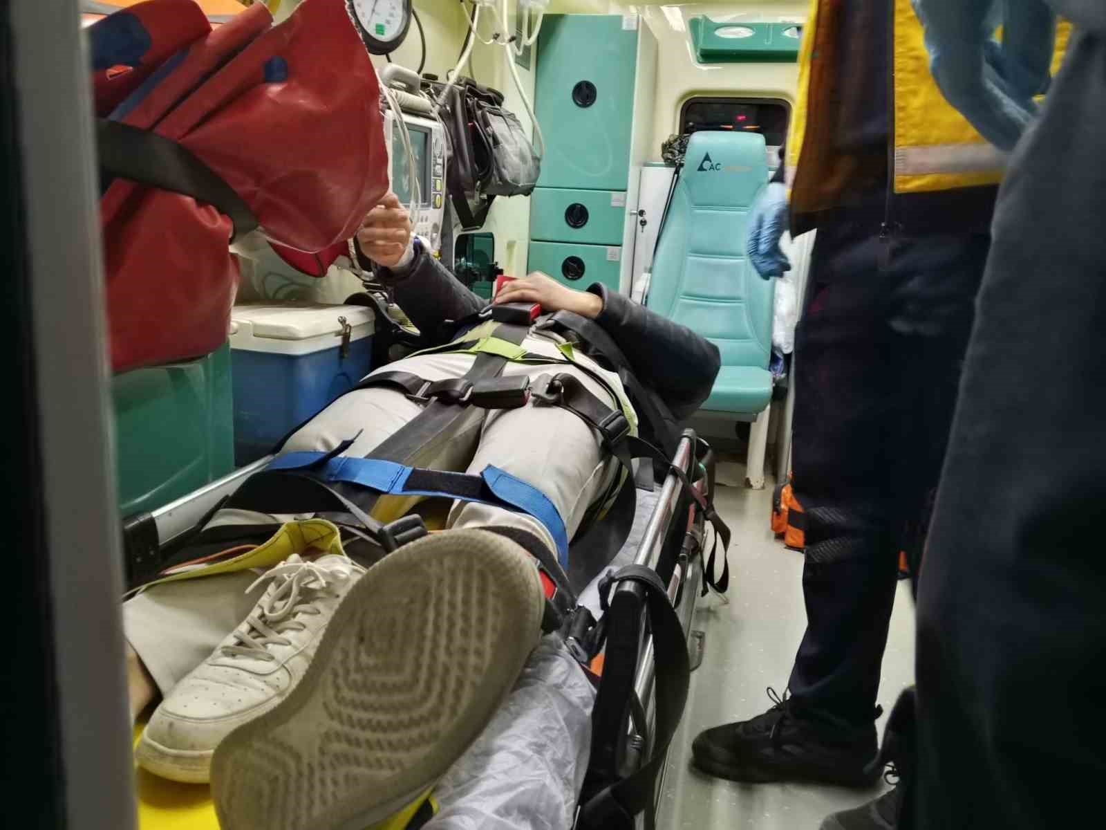 Motosiklete çarpan otomobil takla atarak ters döndü: 2 yaralı
