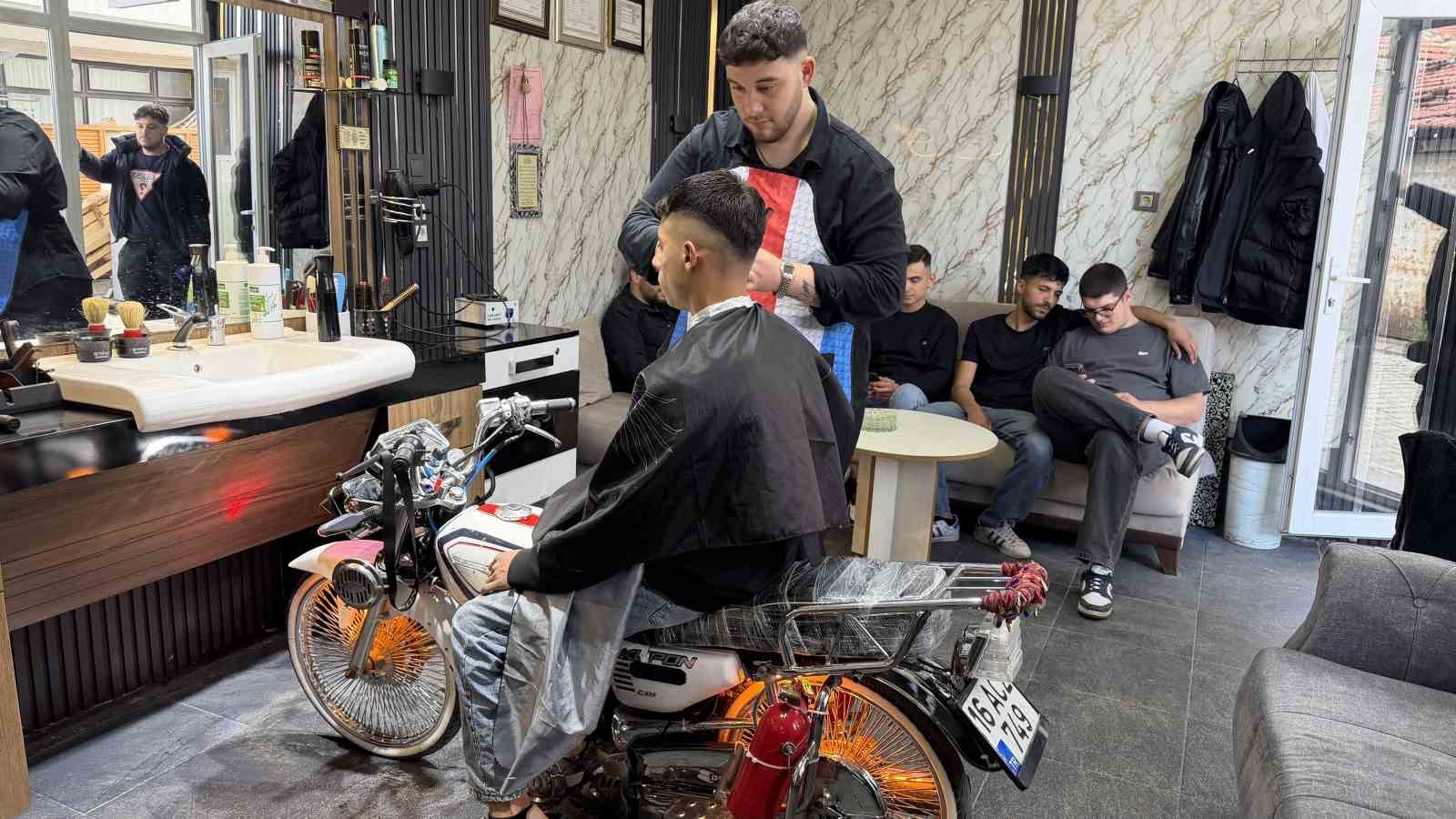 Motosikleti berber koltuğuna dönüştürdü, gençler sıraya girdi
