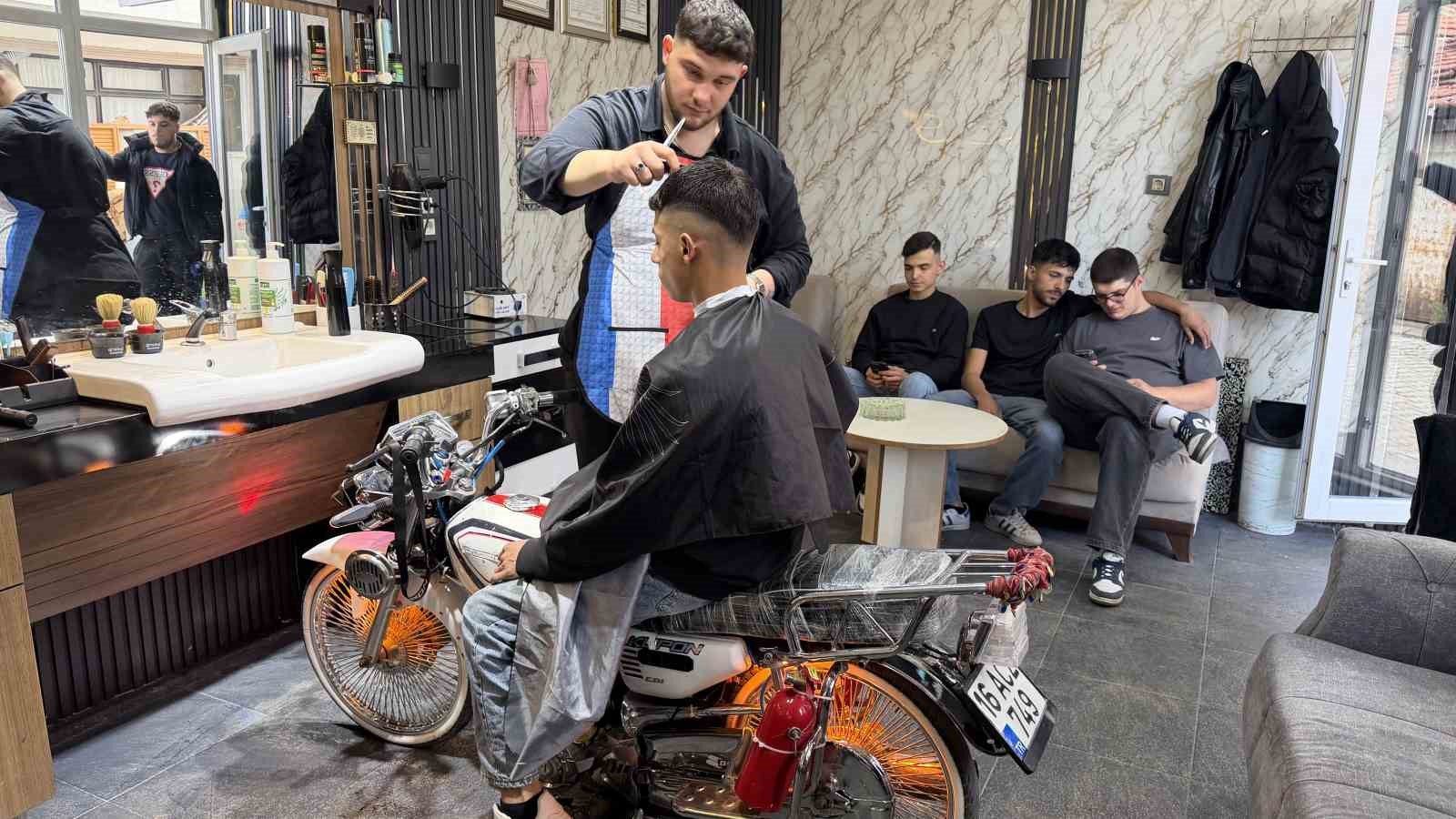 Motosikleti berber koltuğuna dönüştürdü, gençler sıraya girdi
