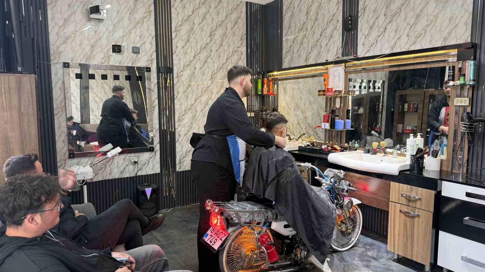 Motosikleti berber koltuğuna dönüştürdü, gençler sıraya girdi
