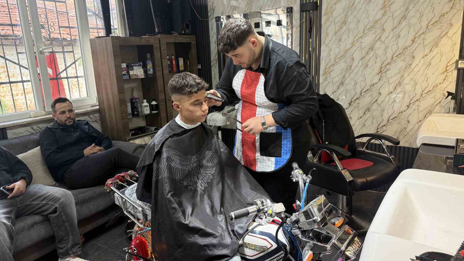 Motosikleti berber koltuğuna dönüştürdü, gençler sıraya girdi
