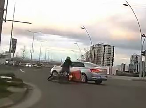Motosikletin otomobille çarpışma anı kamerada
