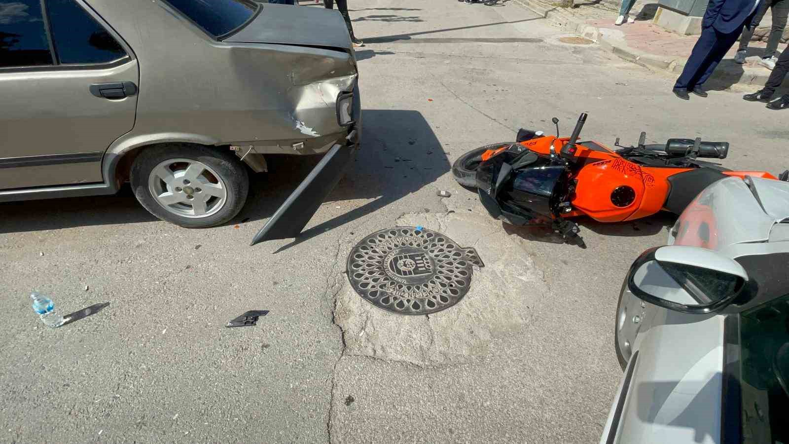 Motosikletin otomobille çarpıştığı kaza kamerada: 1 yaralı
