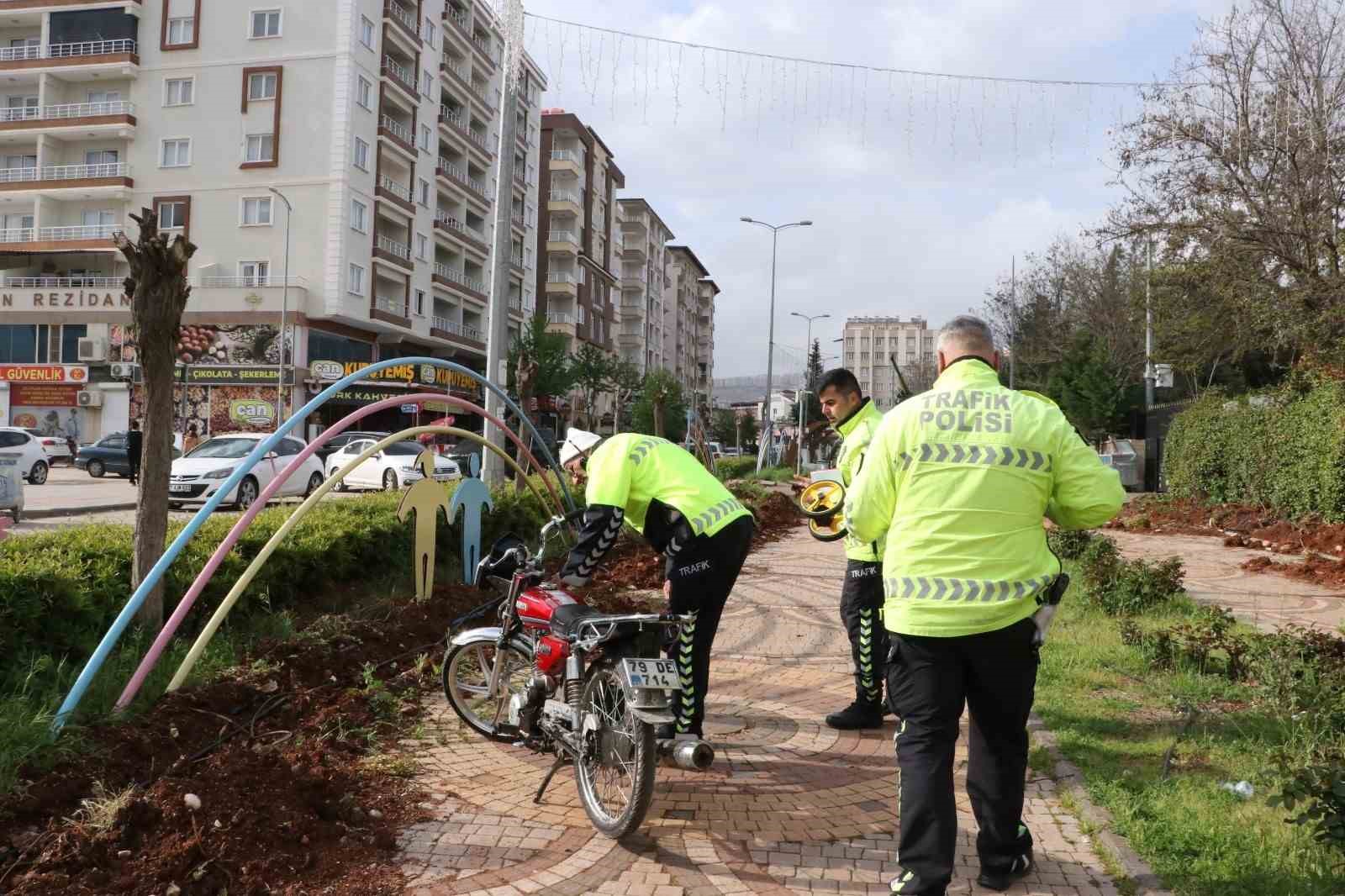 Motosikletin yayalara çarptığı kaza kamerada: Baba ve bebeği yaralandı
