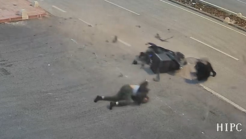 Motosikletin yayayı havaya uçurduğu an kameraya yansıdı: 2 yaralı
