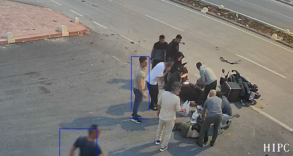 Motosikletin yayayı havaya uçurduğu an kameraya yansıdı: 2 yaralı
