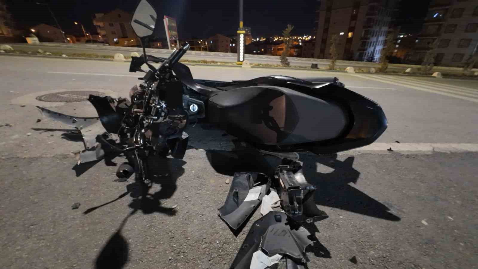 Motosikletin yayayı havaya uçurduğu an kameraya yansıdı: 2 yaralı
