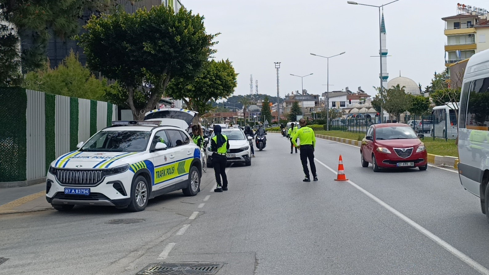 Motosikletini uygulama yapan polislerin üzerine sürüp kaçtı
