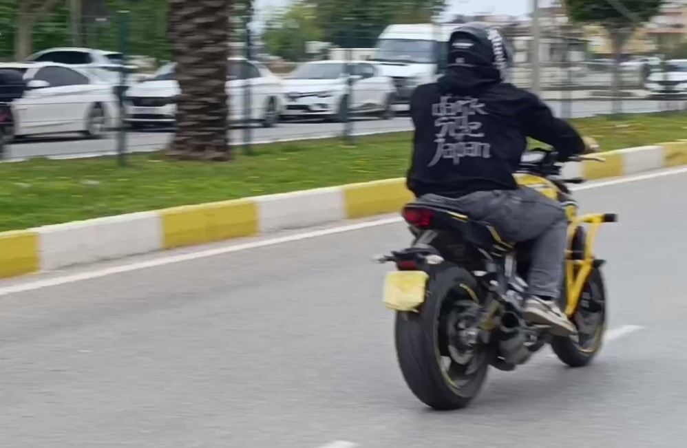Motosikletini uygulama yapan polislerin üzerine sürüp kaçtı

