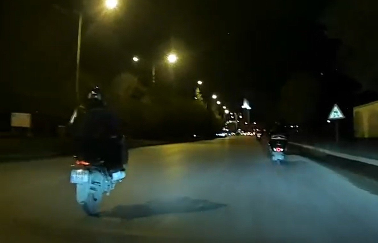 Motosikletinin önünü kaldırarak seyreden sürücü trafiği tehlikeye attı
