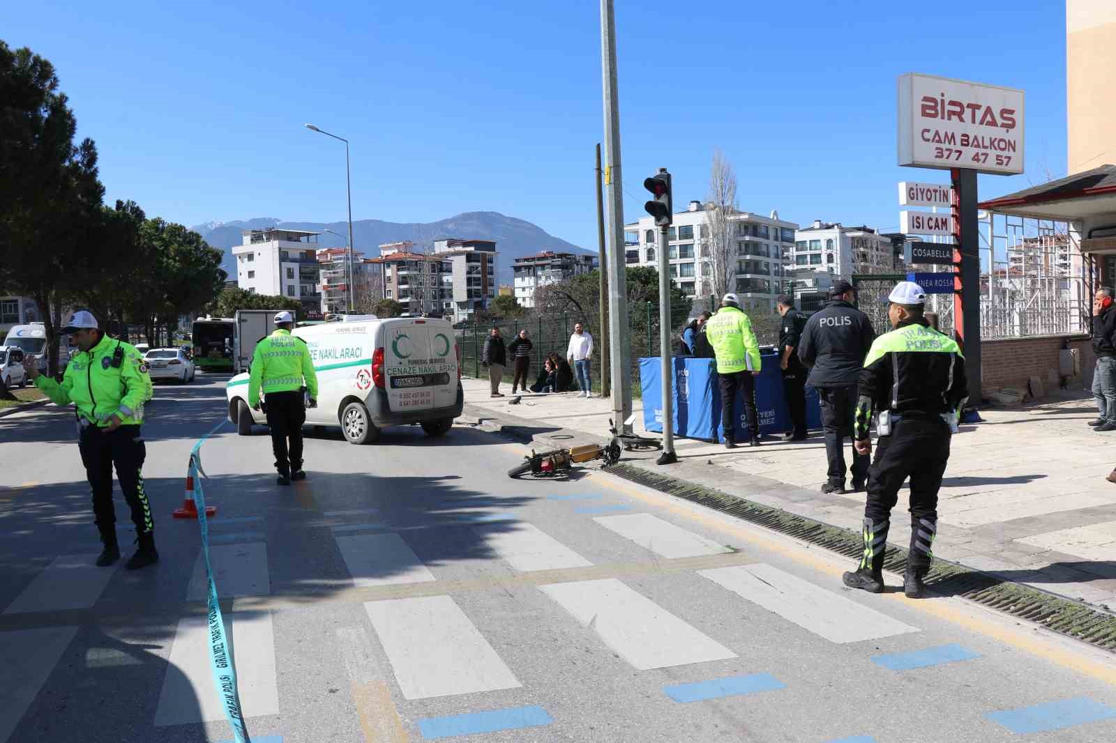 Motosikletiyle yaya geçidinden geçmek isten adam hayatını kaybetti
