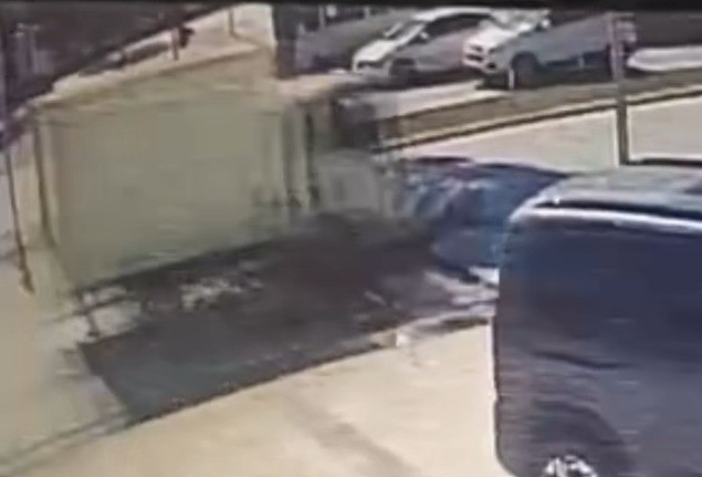 Motosikletiyle yaya geçidinden geçmek isteyen adamın hayatını kaybettiği kaza anları ortaya çıktı
