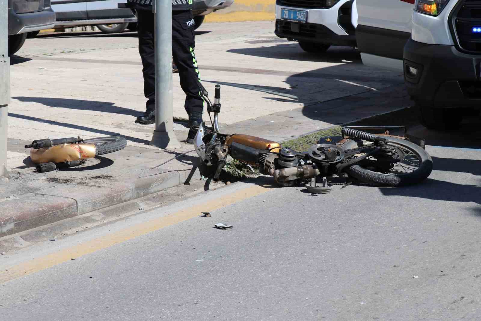 Motosikletiyle yaya geçidinden geçmek isteyen adamın hayatını kaybettiği kaza anları ortaya çıktı
