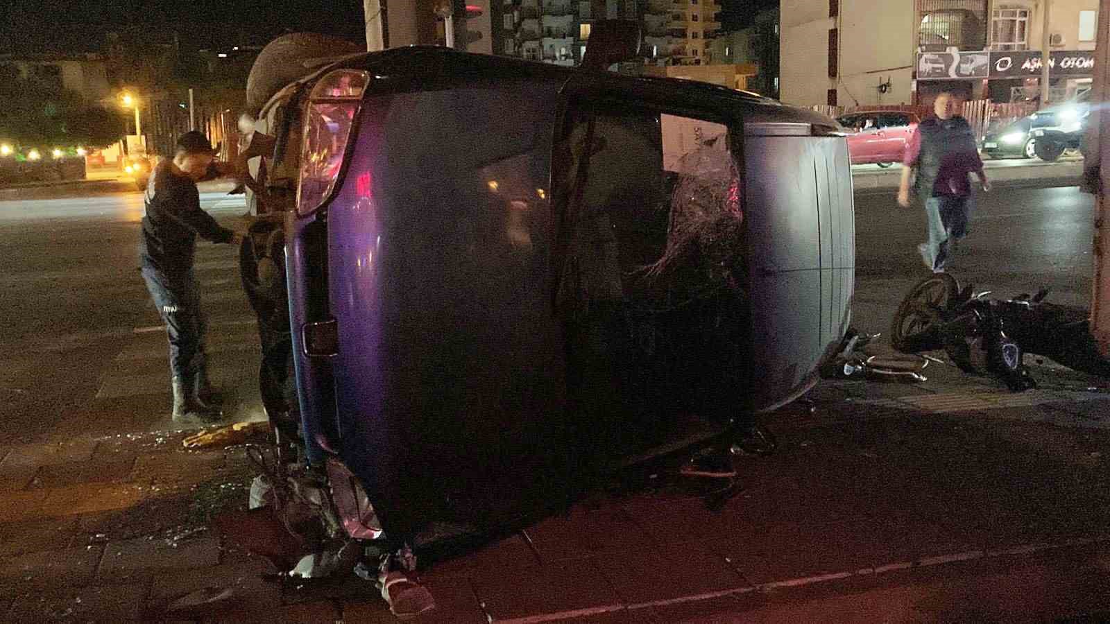 Motosikletle çarpışan hafif ticari araç devrildi: 3 yaralı
