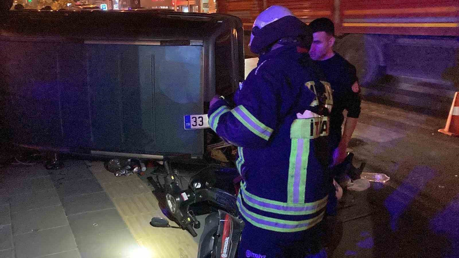 Motosikletle çarpışan hafif ticari araç devrildi: 3 yaralı
