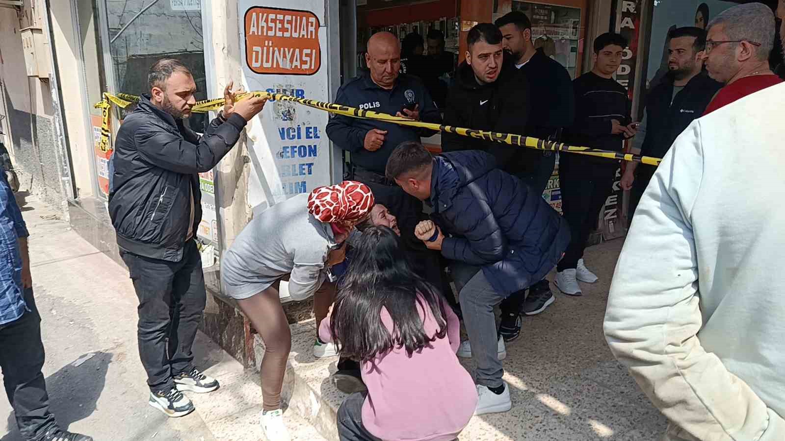 Motosikletle gelip, iş yeri sahibini başından vurup öldürdü
