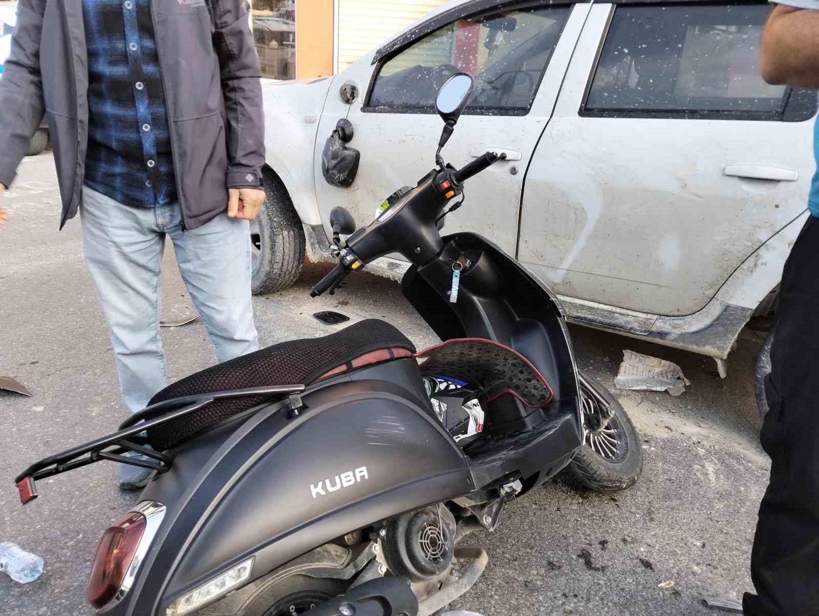 Motosikletle otomobil çarpıştı: 1 yaralı
