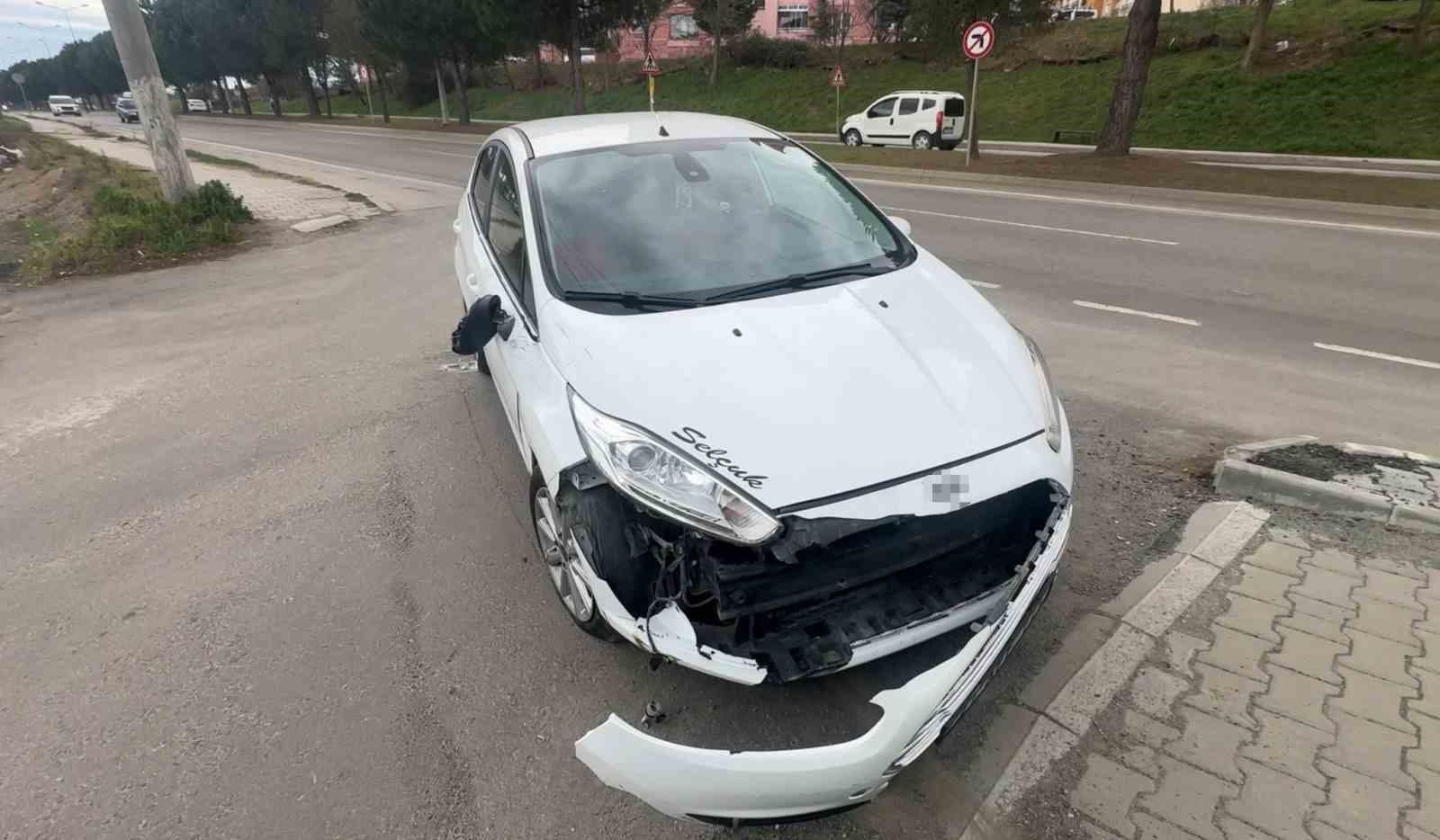 Motosikletle otomobil çarpıştı: 2 yaralı
