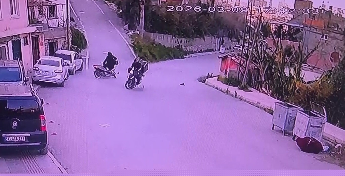 Motosikletlerin kafa kafaya çarpıştığı kazada şahısların yere savrulduğu anlar kameraya yansıdı
