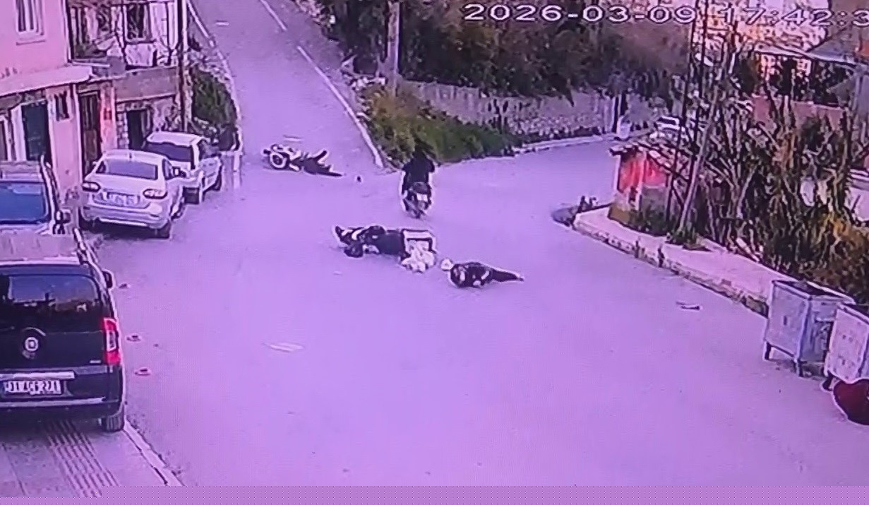 Motosikletlerin kafa kafaya çarpıştığı kazada şahısların yere savrulduğu anlar kameraya yansıdı
