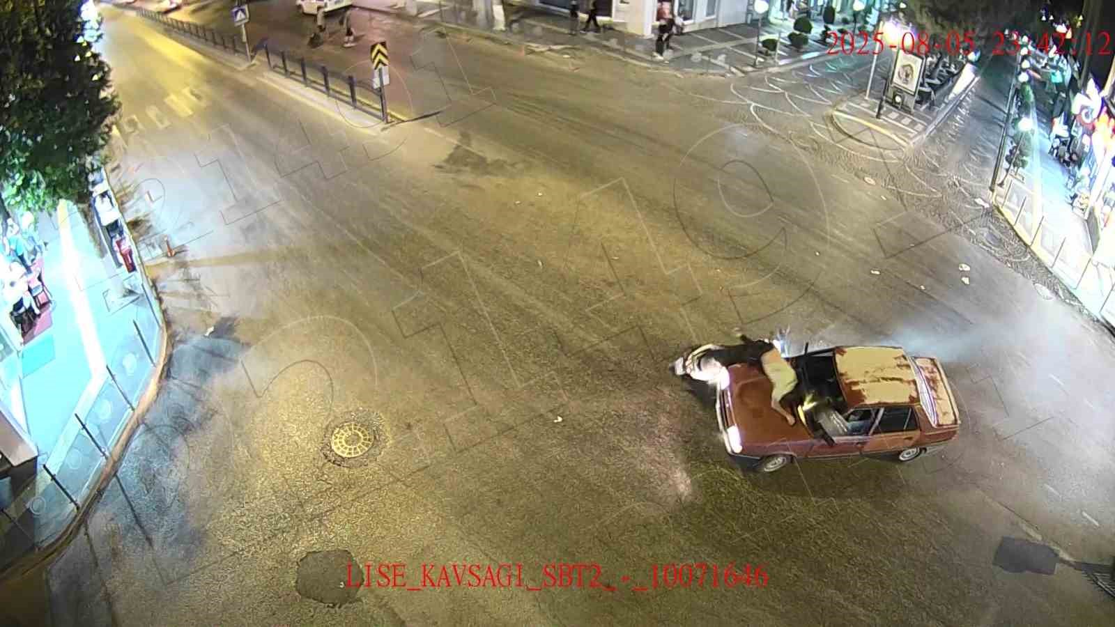 Motosikletli kaputa yapıştı, otomobil motosikletlinin üstünden geçti
