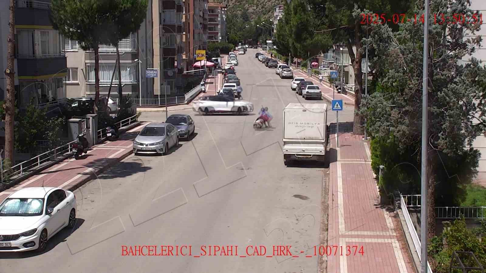 Motosikletli kaputa yapıştı, otomobil motosikletlinin üstünden geçti
