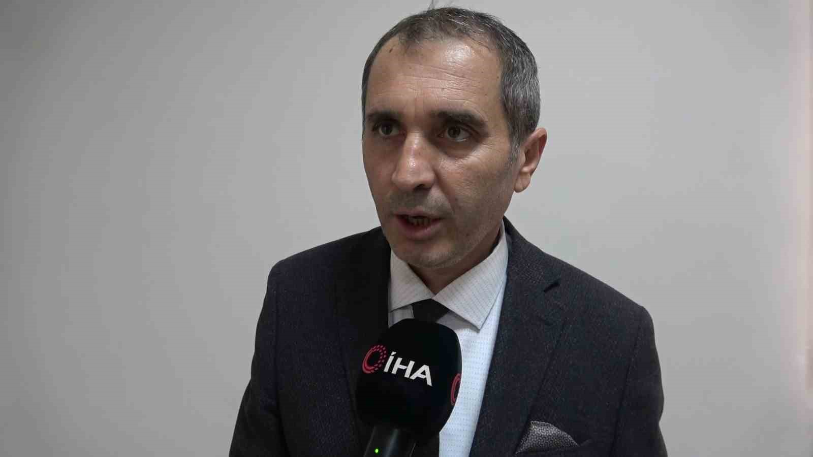 Motosikletli kaputa yapıştı, otomobil motosikletlinin üstünden geçti
