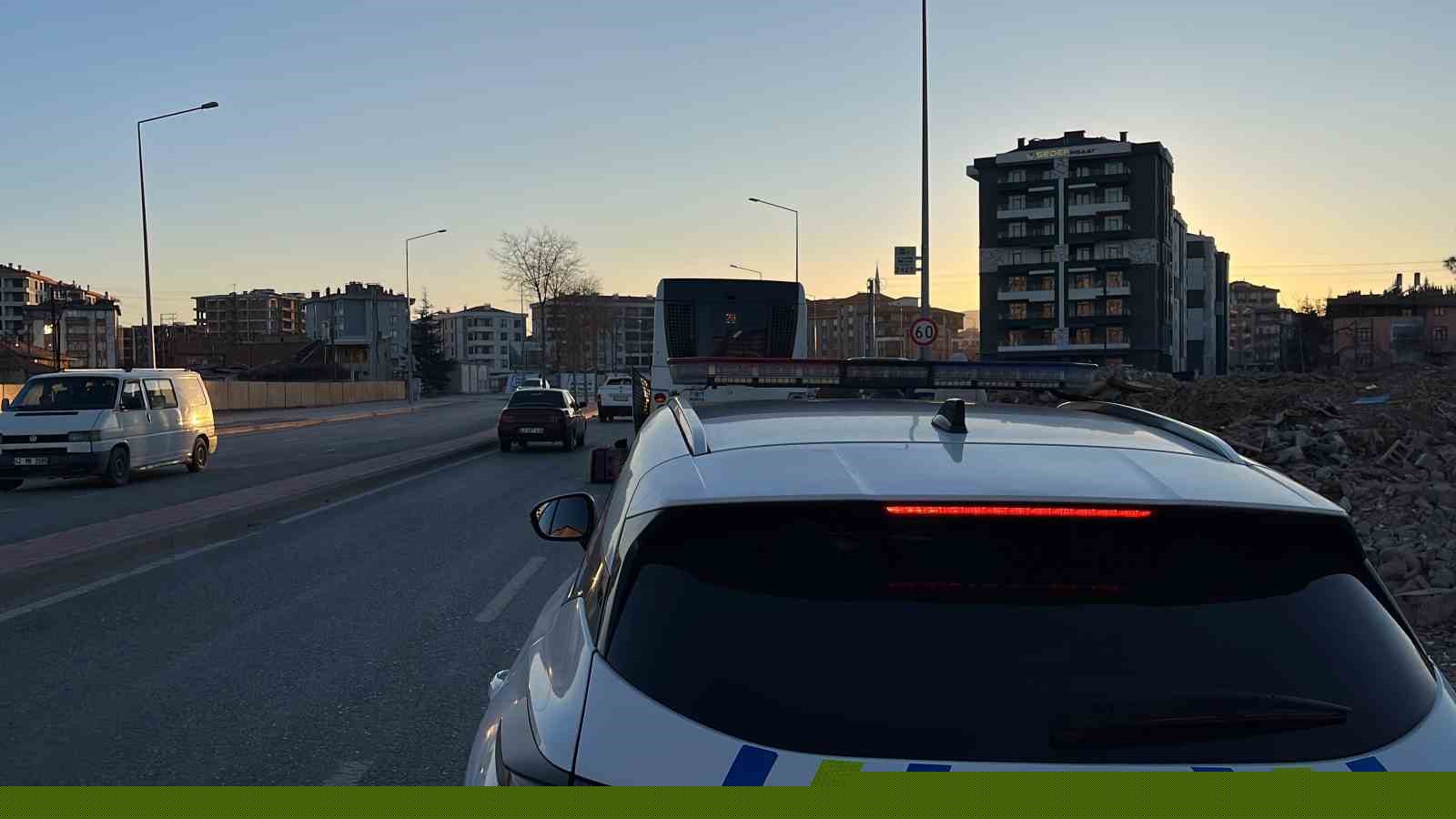 Motosikletli kurye belediye otobüsüne çarptı: 1 yaralı
