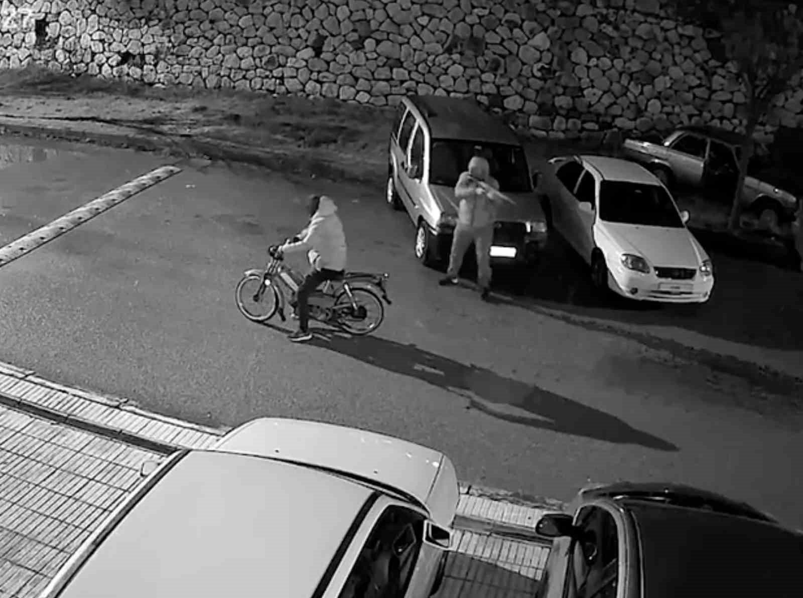 Motosikletli saldırganlar aynı iş yerini ikinci kez kurşun yağmuruna tuttu: O anlar kamerada
