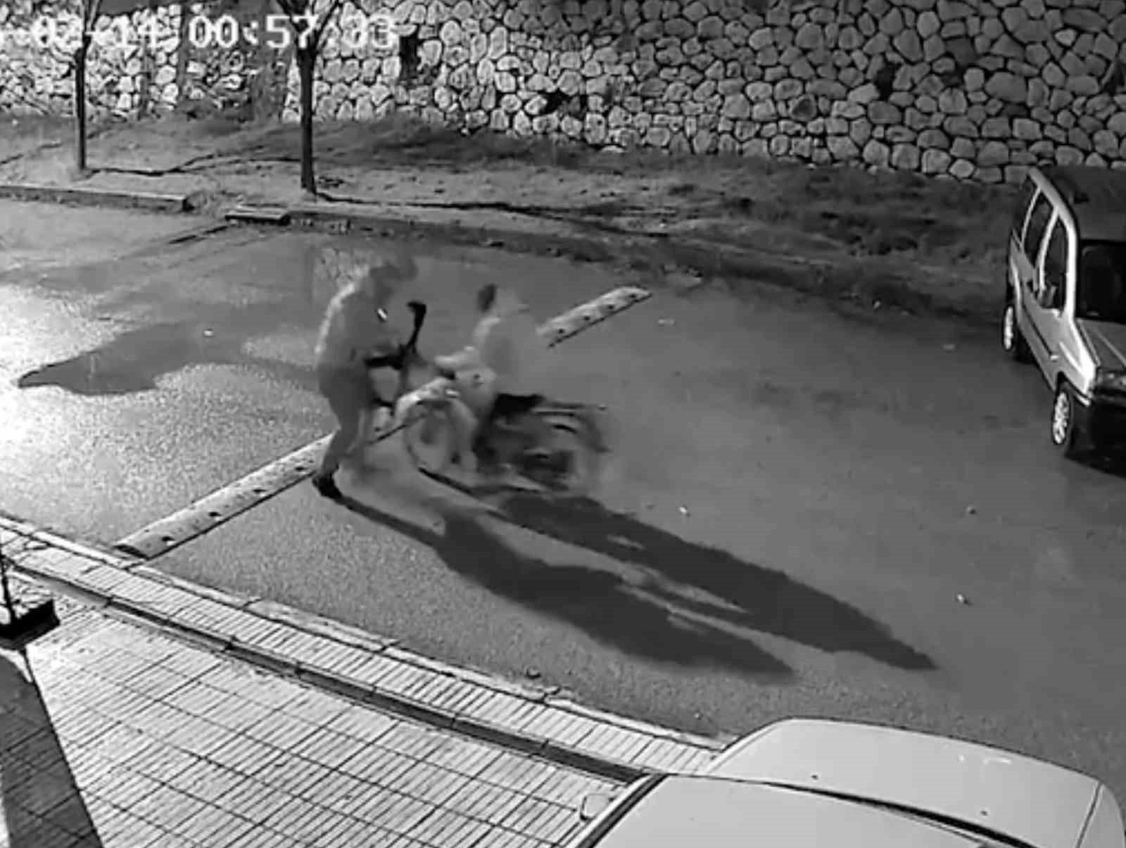 Motosikletli saldırganlar aynı iş yerini ikinci kez kurşun yağmuruna tuttu: O anlar kamerada
