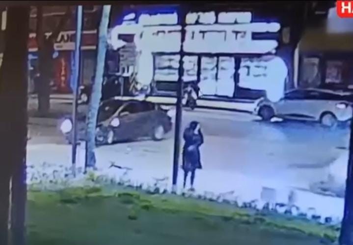 Motosikletlinin metrelerce sürüklendiği feci kaza kamerada
