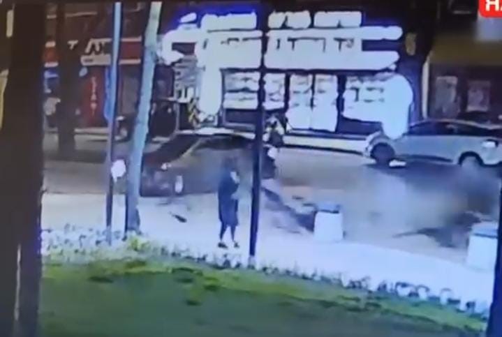 Motosikletlinin metrelerce sürüklendiği feci kaza kamerada
