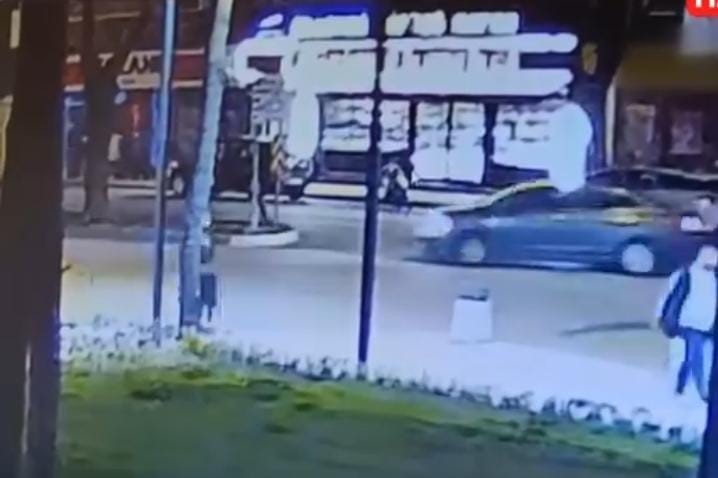 Motosikletlinin metrelerce sürüklendiği feci kaza kamerada
