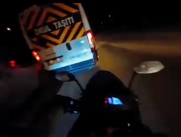 Motosikletlinin tehlike atlattığı anlar kamerada
