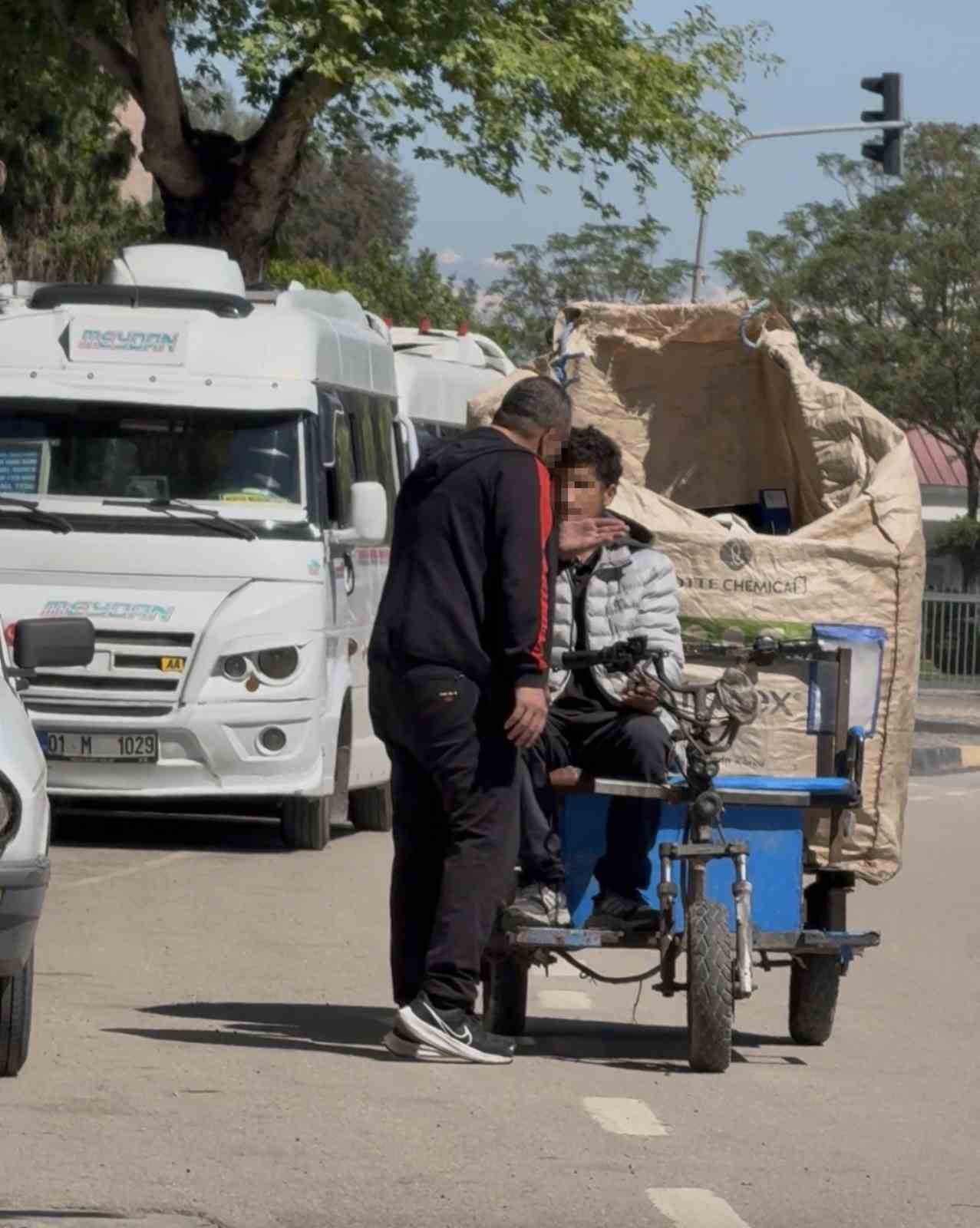 Motosikletlinin yolunu kesip tehditler savurdu
