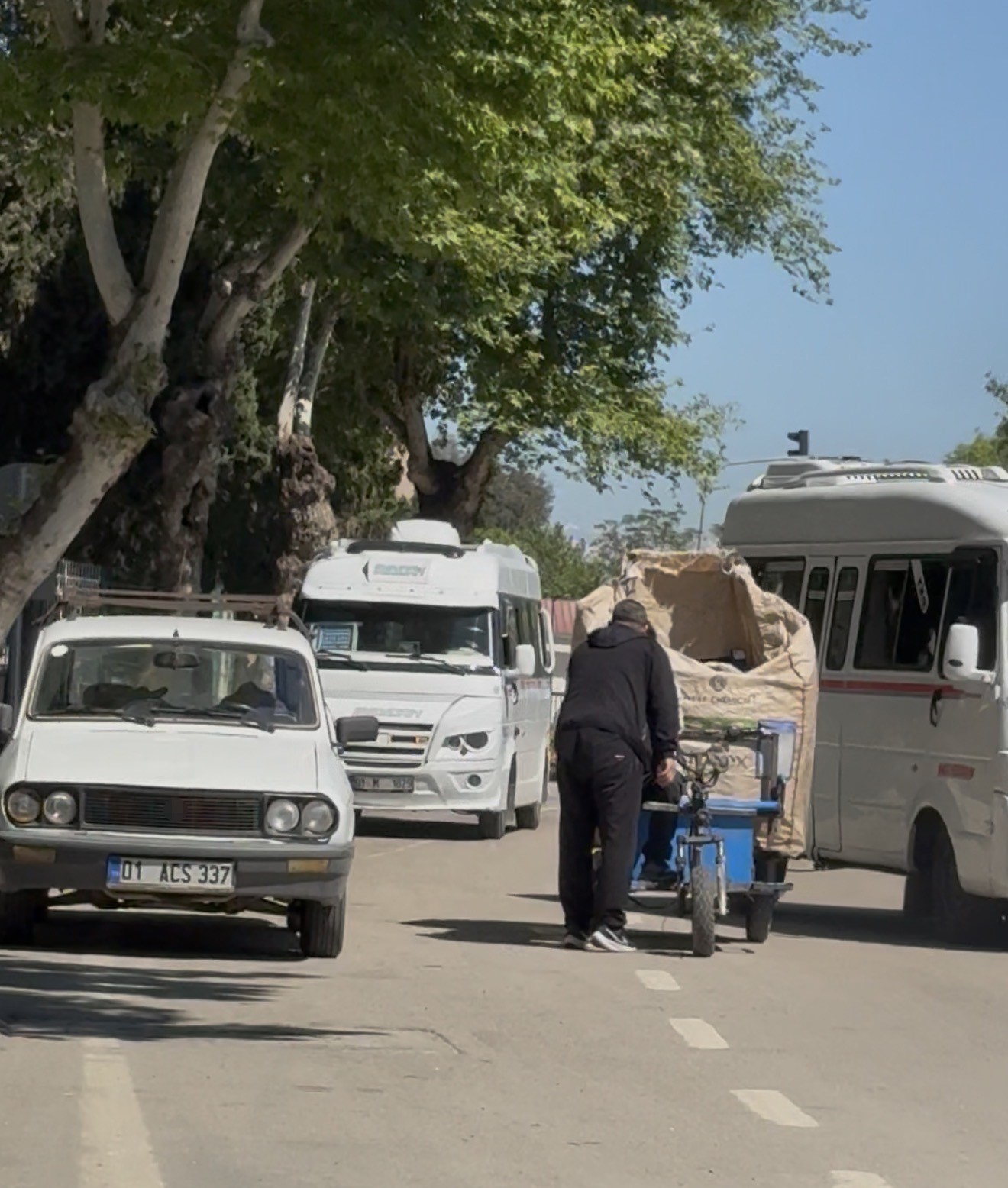 Motosikletlinin yolunu kesip tehditler savurdu
