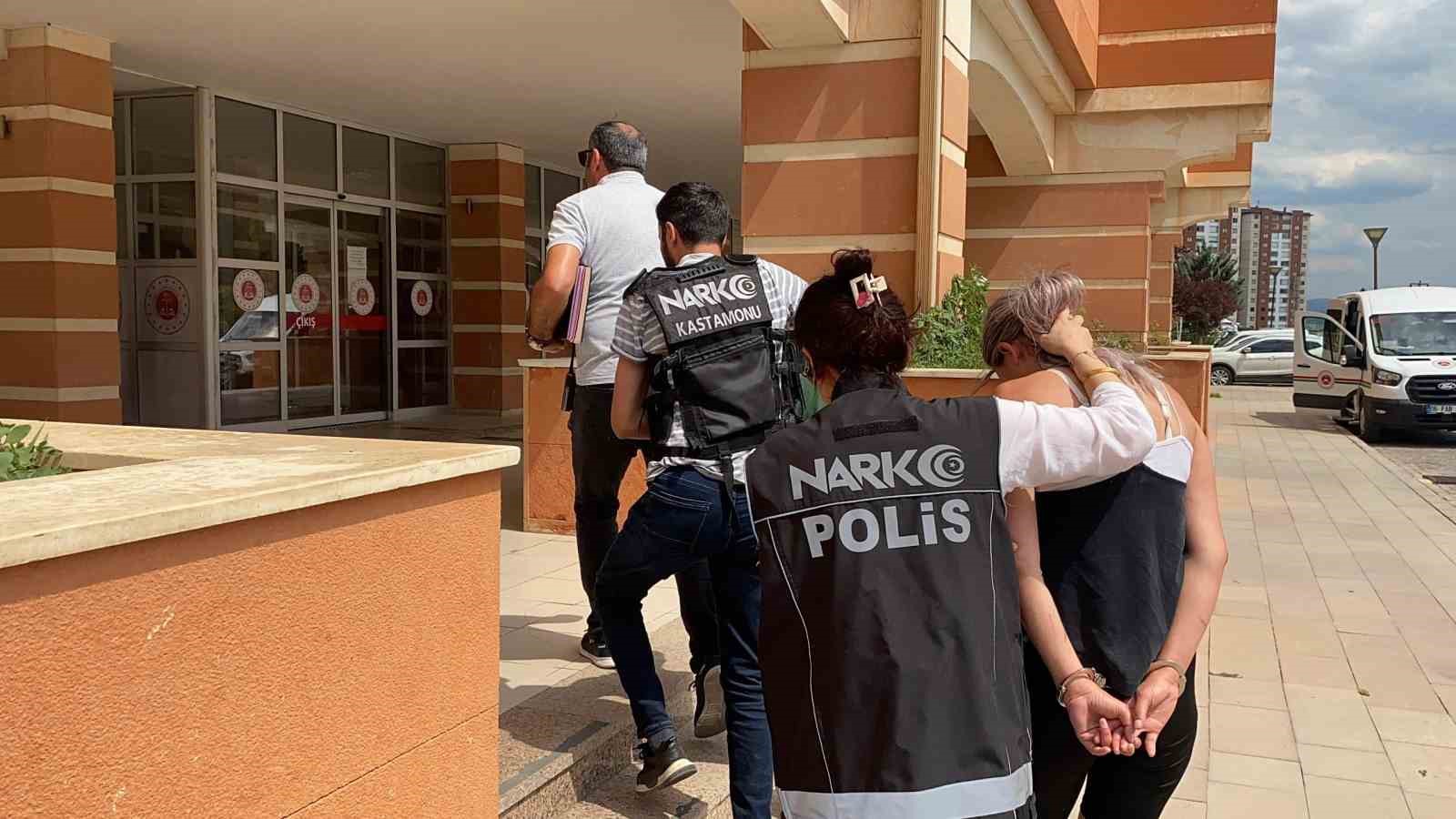 Motosiklette uyuşturucu maddeyle yakalanan sanıklar hakim karşısına çıktı
Motosiklette uyuşturucu maddeyle yakalanan sanıklar hakim karşısına çıktı