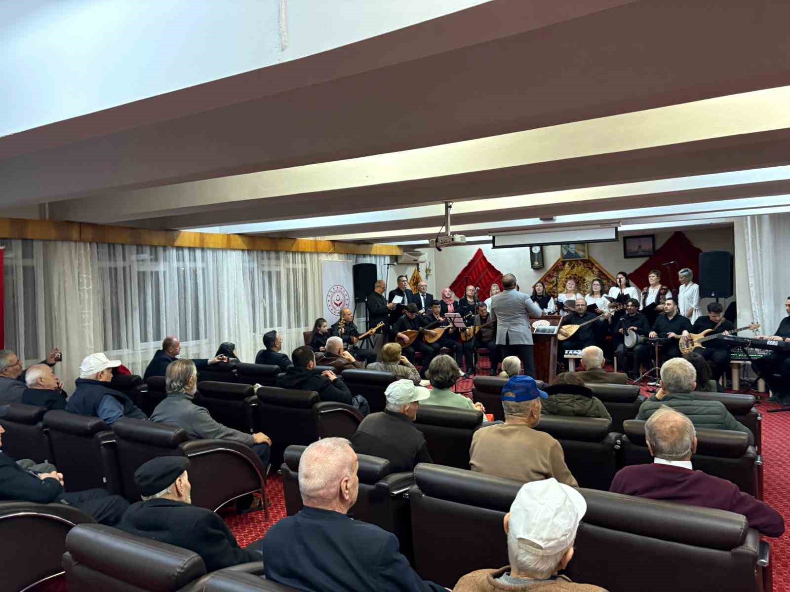 Mübadillerin yüreğine dokunan konser: Huzurevinde göçün hatırası türkülerle canlandı
