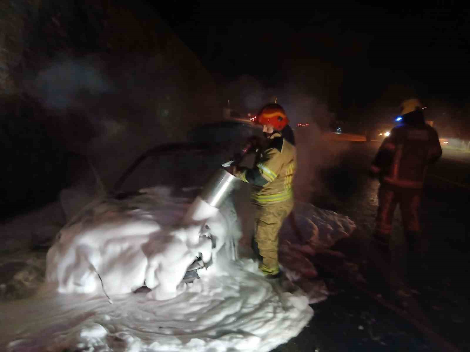 Mudanya yolunda korkutan araç yangını
