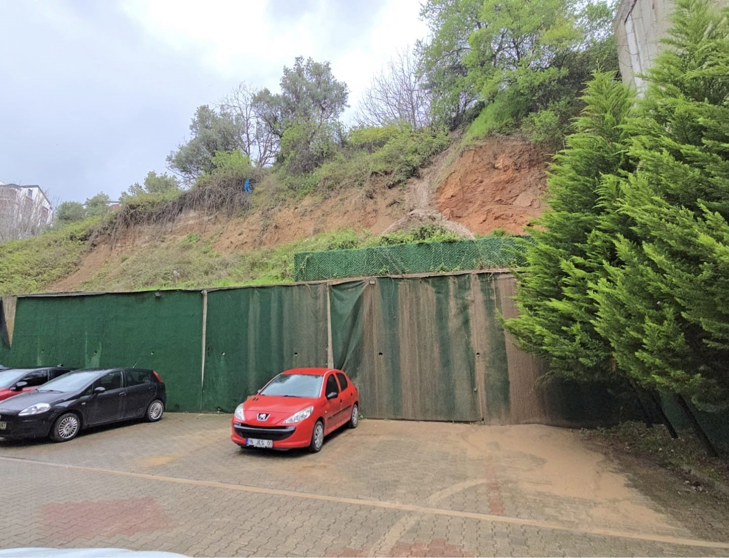 Mudanya’da yağmur sonrası site önündeki yol çöktü
